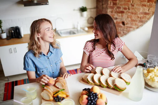 Dos Amigas Felices Conversando Por Mesa Mientras Preparan Sándwiches Para —  Fotos de Stock