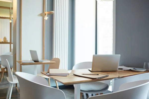 Arbeitsplätze Mit Laptops Und Notizblöcken Und Sesseln Büro Ohne Menschen — Stockfoto