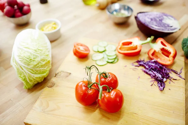 Fresh Tomatoes Peppers Purple Chinese Cabbage Wooden Board — Stock Photo, Image