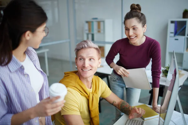 Smiling Young Designer Talking One His Female Colleagues Standing — Stock Photo, Image