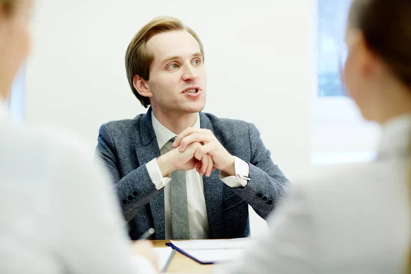 Jonge Zakenman Formalwear Zijn Idee Uit Leggen Aan Collega Tijdens — Stockfoto