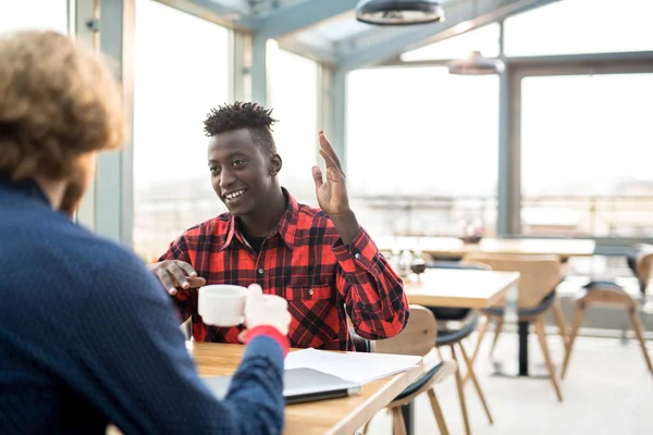 Feliz Jovem Afro Americano Conversando Com Seu Colega Amigo Por — Fotografia de Stock