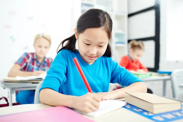 Estudante Escola Primária Asiática Com Lápis Cor Vermelho Desenho Folha — Fotografia de Stock