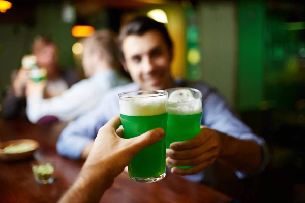 Male Hands Clinking Glasses Green Foaming Beer Bar Counter Pub — Stock Photo, Image