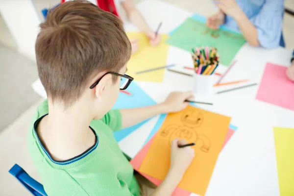 Visão Geral Diligente Desenho Escolar Com Lápis Cor Papel Amarelo — Fotografia de Stock