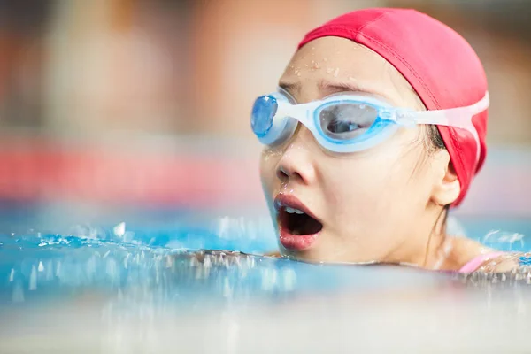 Pequeno Nadador Touca Natação Óculos Respirando Sobre Água Enquanto Nadava — Fotografia de Stock