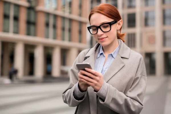 スマート フォン携帯メールで若い現代実業家私仕事に彼女の方法に都市環境 — ストック写真