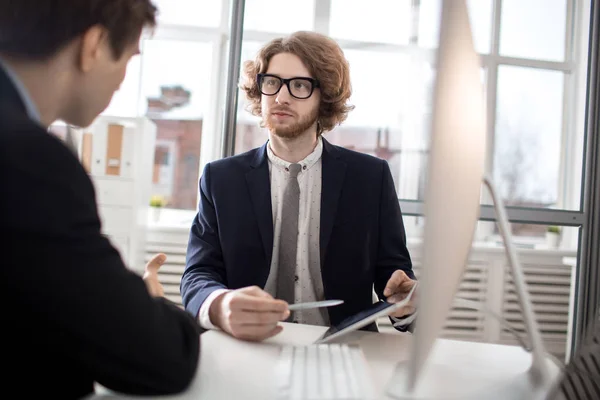 Een Van Verkoopmanagers Wijzend Tablet Tijdens Het Uiteenzetten Van Gegevens — Stockfoto