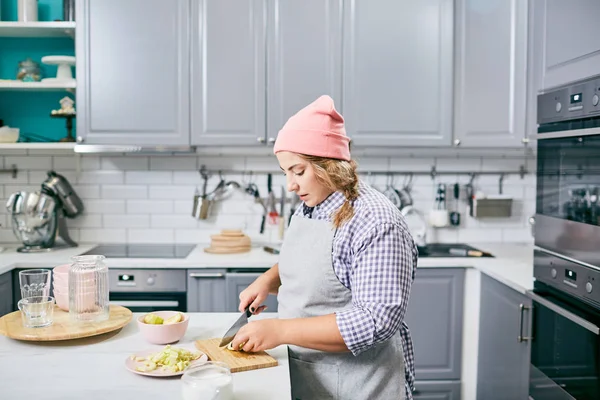 Junge Frau Schneidet Bord Ihres Arbeitsplatzes Der Küche Frische Äpfel — Stockfoto
