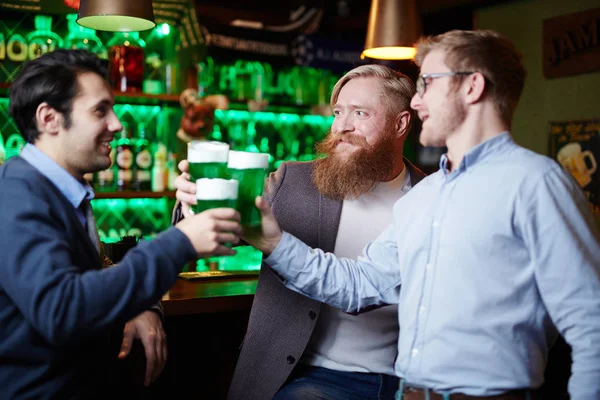 Groupe Hommes Sympathiques Griller Avec Bière Verte Mousseuse Tout Passant — Photo