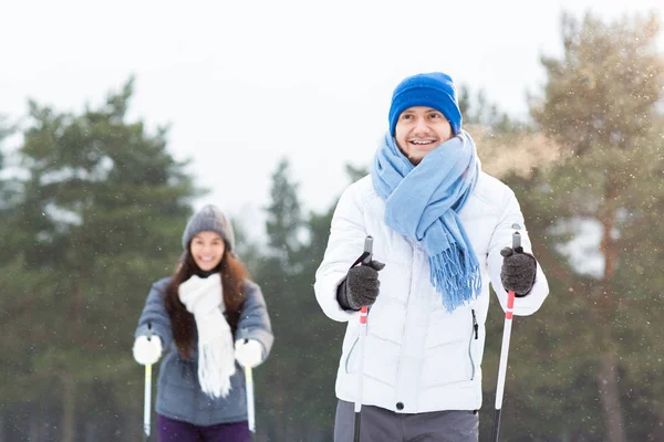 Gelukkig Man Warme Sportkleding Zijn Vriendin Achtergrond Skiën Bos Park — Stockfoto
