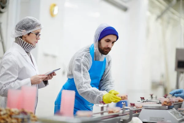 Kontrollpersonal Uniform Kontroll Vikt Och Kvaliteten Fisk Och Skaldjur Bearbetning — Stockfoto