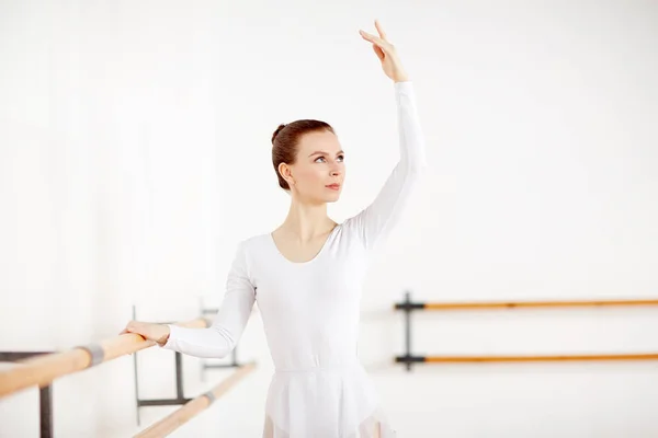 Jovem Bailarina Traje Branco Por Barras Madeira Com Mão Levantada — Fotografia de Stock