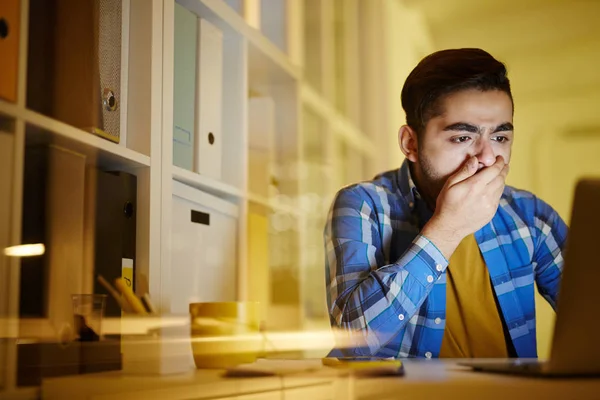 ノート パソコンのディスプレイを見ていると 危険なウイルスを理解しながら手で口を覆っている心配している男は彼のコンピューターを攻撃 — ストック写真