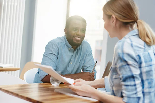 Joven Oficinista Afroamericano Exitoso Escuchando Explicación Colega Mientras Discute Documentos — Foto de Stock