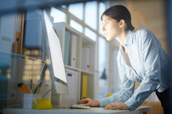 Joven Oficinista Mirando Monitor Computadora Por Lugar Trabajo Mientras Busca —  Fotos de Stock