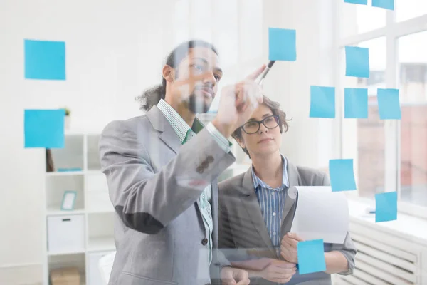 One Colleagues Pointing Reminder Blue Notepaper Transparent Board — Stock Photo, Image