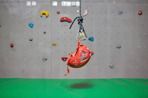 Capacete Proteção Para Escalar Pendurado Corda Apertada Sobre Tapete Verde — Fotografia de Stock