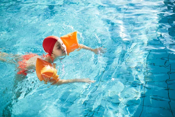 Colegiala Nadando Piscina Con Almohadas Inflables Especiales Alrededor Sus Brazos — Foto de Stock