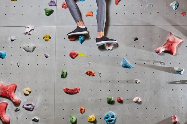Dağcı Bacaklar Tozluk Spor Ayakkabı Duvar Kulpları Üzerinde Duran Bir — Stok fotoğraf