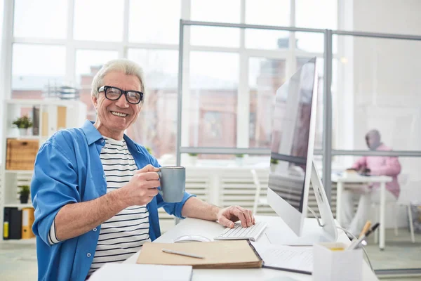 Lächelnder Älterer Mann Freizeitkleidung Der Büro Schreibtisch Sitzt Und Eine — Stockfoto