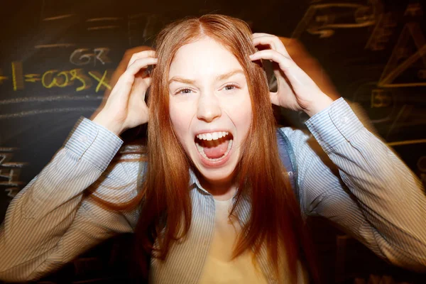 Ουρλιάζοντας Μαλλιά Τζίντζερ Εφηβικό Κορίτσι Αγγίζει Κεφάλι Της Και Βλέπει — Φωτογραφία Αρχείου