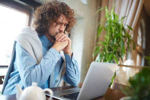 Beunruhigter Junger Geschäftsmann Betet Vor Dem Laptop Während Während Des — Stockfoto
