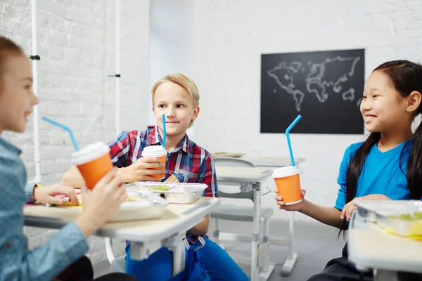 Compañeros Felices Con Bebidas Conversando Hora Del Almuerzo Aula — Foto de Stock