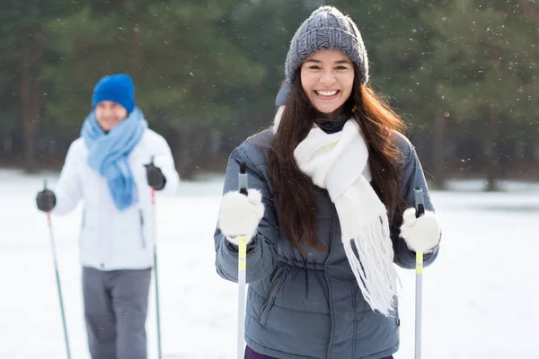 Gelukkig Jonge Vrouw Met Toothy Glimlach Skiën Bos Met Haar — Stockfoto