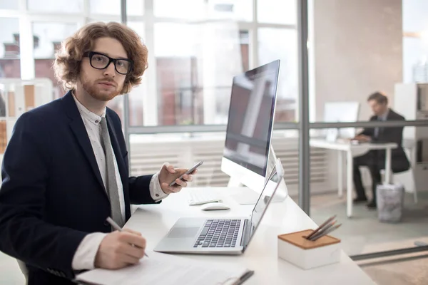 Jonge Ernstige Kantoor Werknemer Met Smartphone Laptop Messaging Door Zijn — Stockfoto