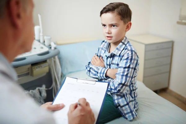 Küçük Çocuk Klinisyen Için Reçete Veya Belirtiler Tartışırken Konuşuyor — Stok fotoğraf