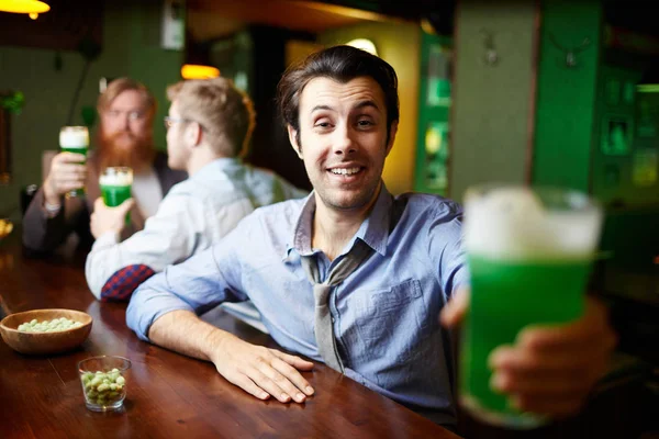 Jeune Homme Ivre Griller Avec Verre Bière Verte Sur Fond — Photo