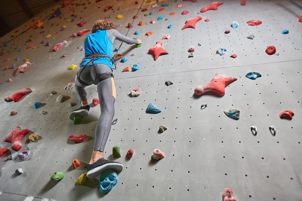 Blick Von Unten Auf Aktiven Beim Riskanten Training Kletterwand — Stockfoto