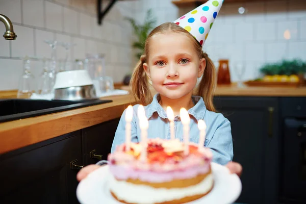 Chica Feliz Con Pastel Cumpleaños Mirando Cámara Través Velas Encendidas —  Fotos de Stock