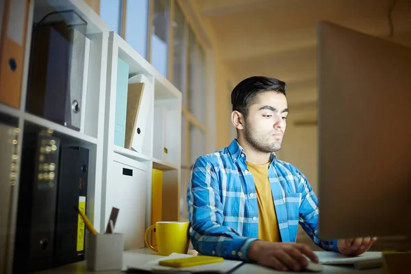 Student Jonge Manager Zoek Naar Online Educatieve Cursus Die Hem — Stockfoto