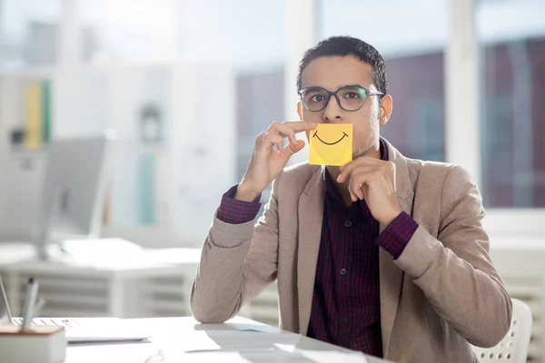 Jeune Homme Affaires Lunettes Tenant Autocollant Avec Sourire Tiré Par — Photo