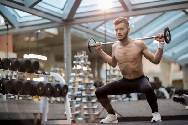 Sportieve Man Die Zware Barbell Schouders Tijdens Lichaamsbeweging — Stockfoto