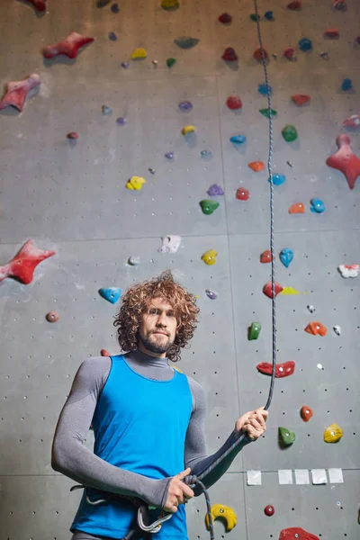 Attraktiver Junger Mann Mit Lockigem Haar Der Vor Dem Training — Stockfoto