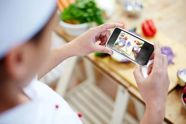 Chef Profissional Fotografando Vegetais Frescos Smartphone Durante Trabalho — Fotografia de Stock