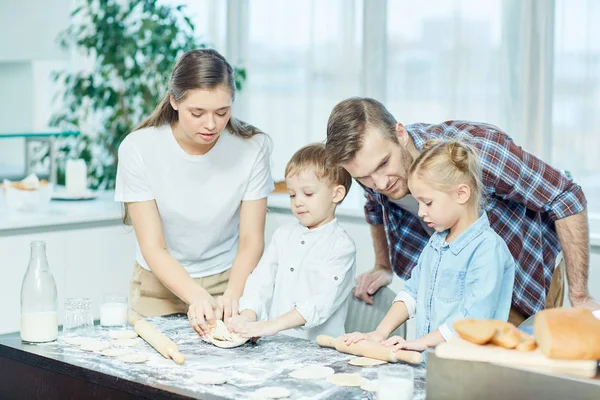 Junge Eltern Und Kleine Kinder Kneten Und Rollen Teig Für — Stockfoto