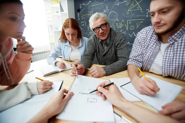 Onderwijzer Student Wijzend Schets Van Elektrische Ketting Papier Tijdens Teamwerk — Stockfoto