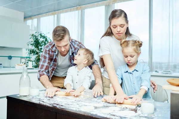 Padre Madre Hija Hijo Rodando Masa Para Pasteles Caseros Mesa — Foto de Stock