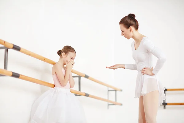 Estricta Profesora Ballet Expresando Insatisfacción Mientras Habla Con Pequeña Bailarina —  Fotos de Stock