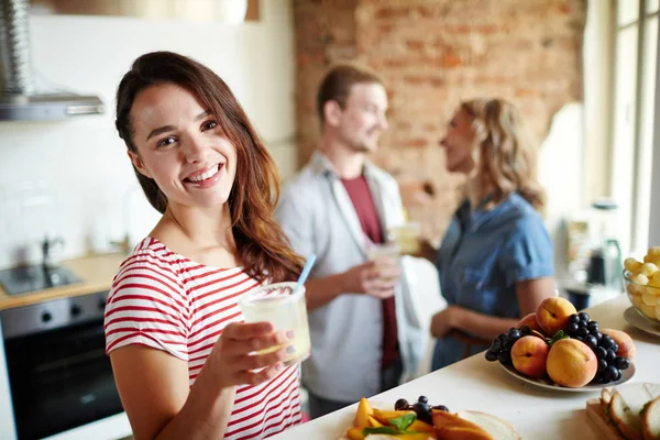 Fille Heureuse Avec Cocktail Fait Maison Regardant Caméra Avec Jeune — Photo