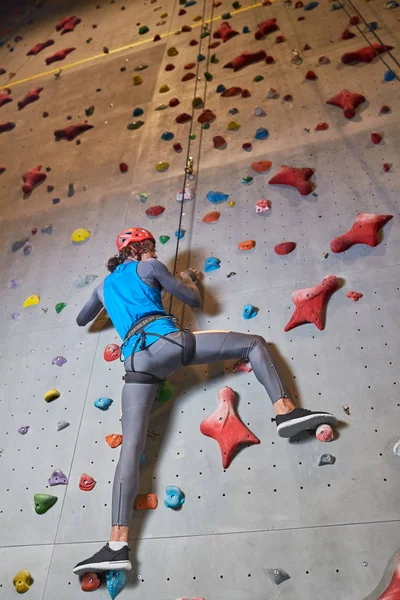 Kask Sportif Giyim Tarafından Duvara Tırmanma Boyunca Yukarı Doğru Hareket — Stok fotoğraf