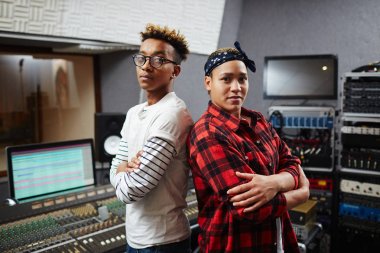 Ses kayıt işyeri kameraya bakarak alanda genç profesyoneller