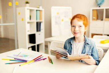 Açık kitap edebiyat ders Resepsiyon tarafından siting ile genç öğrenci