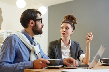 Genç yaratıcı yöneticileri veya çay veya kahve Cafe tarafından yeni dünya eğilimleri tartışmak tasarımcıları