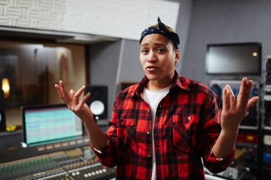 Genç bir işçi bir şey için açıklama kayıt çağdaş Studio