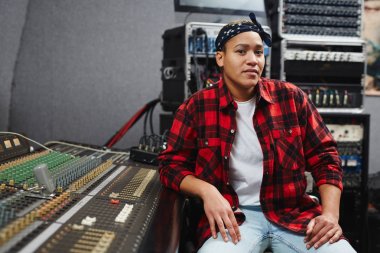 Duvarcı onun kayıt Studio tarafından oturan genç ses işleci